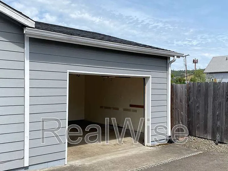 2564 NE Douglas Ave — Photo 26