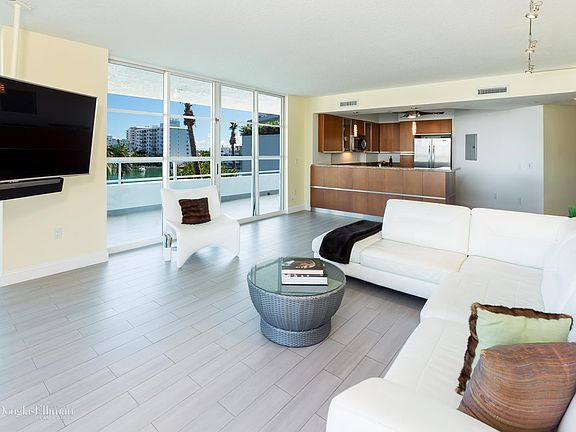 3rd image of 10 Venetian Way APT 304