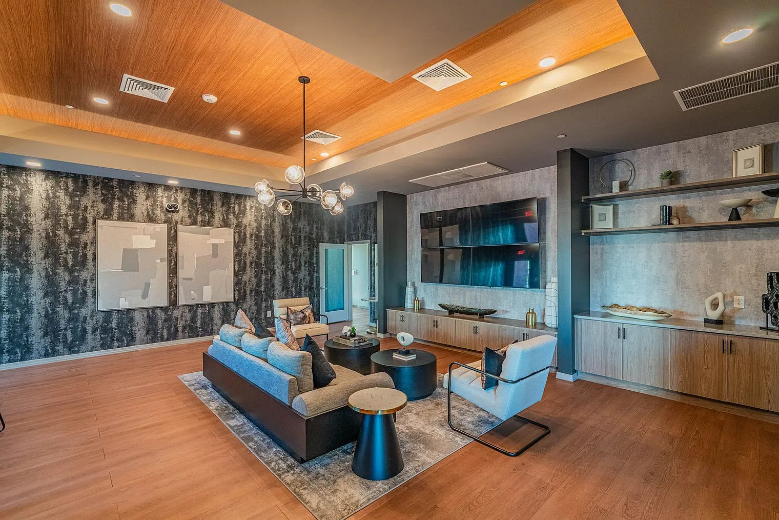 2 bed, 2.0 bath, 1044 sqft, $3,052 — Photo 2