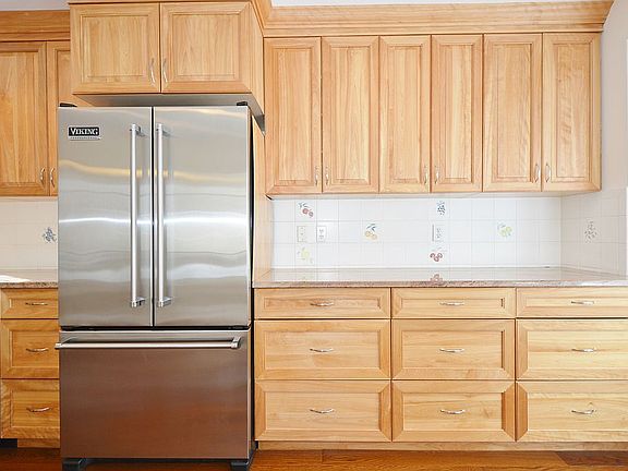 32' MAPLE CABINETS W/DRAWERS