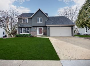 1125 Cedar Creek Dr, Lake Zurich, IL 60047