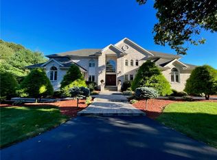 1 Christopher Dr, Lincoln, RI 02865