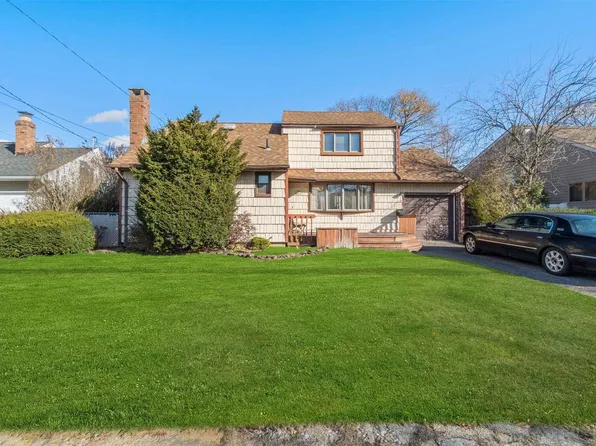 17 Kenneth Lane, North Babylon, NY 11703