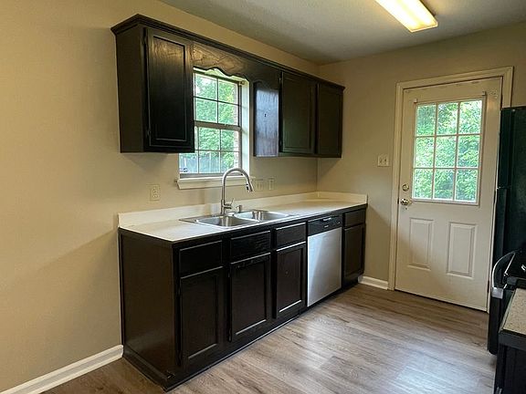 4th image of 2555 Winchester Dr