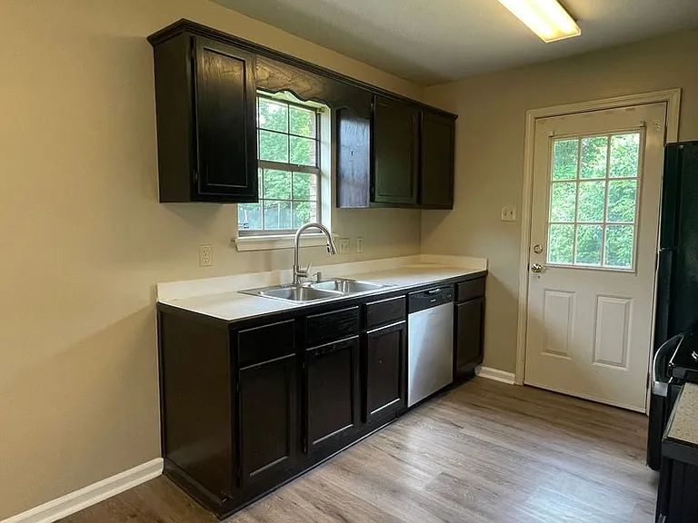 2555 Winchester Dr — Photo 4
