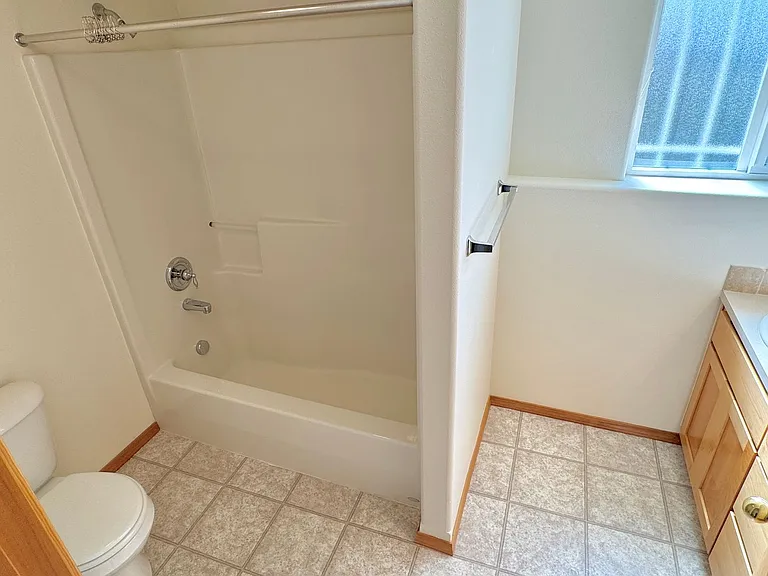 8702 NE Glisan St — Photo 18
