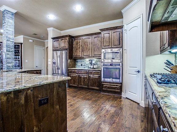 5th image of 2613 Stoneleigh Cir
