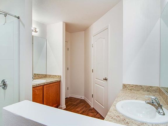 5th image of 915 Wynnmere Walk Ave