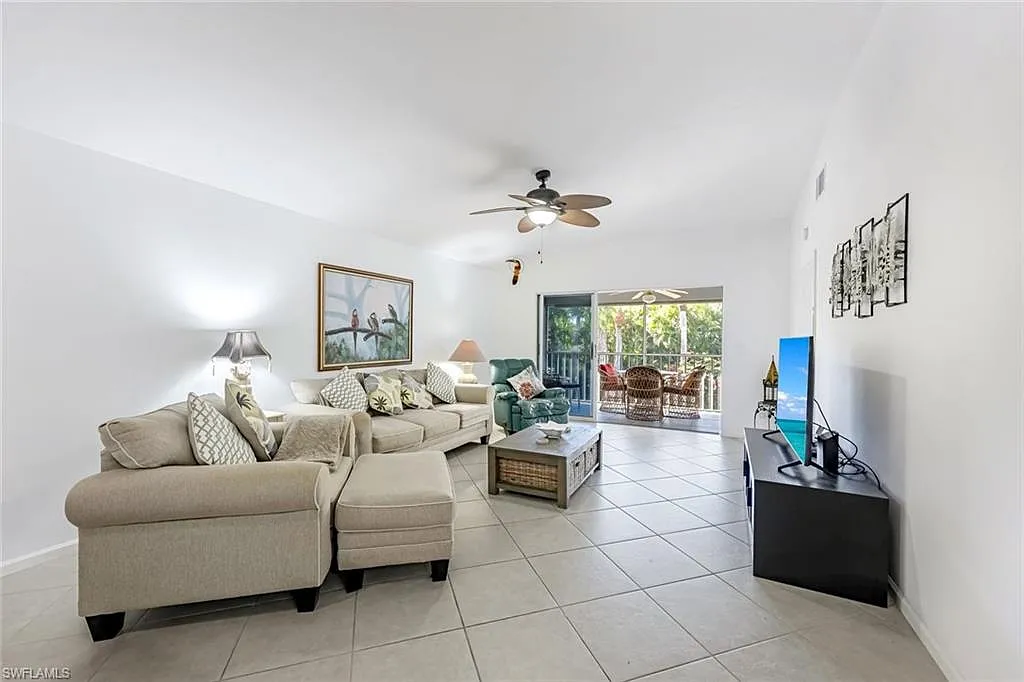3 bed, 2.0 bath, 1356 sqft, $3,000 — Photo 2