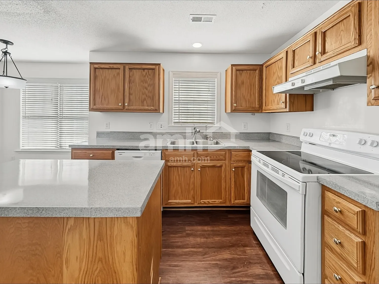4 bed, 2.5 bath, 1972 sqft, $2,345 — Photo 3