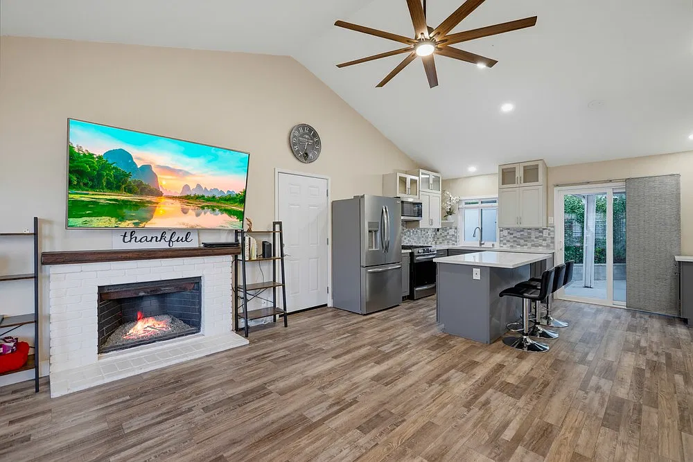 2 bed, 822 sqft, $4,000 — Photo 3