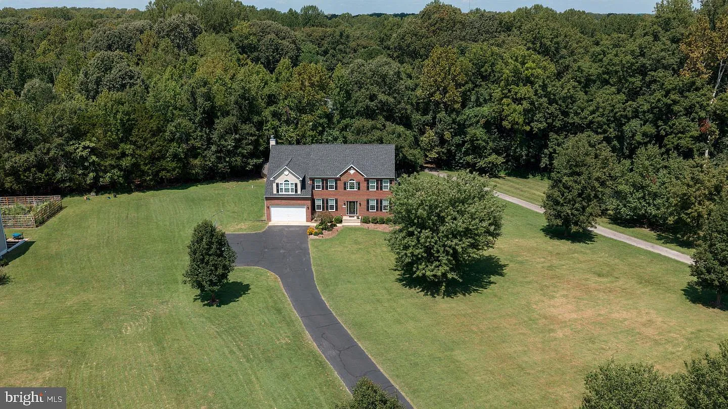 4 bed, 2.5 bath, 3402 sqft, $3,500 — Photo 4