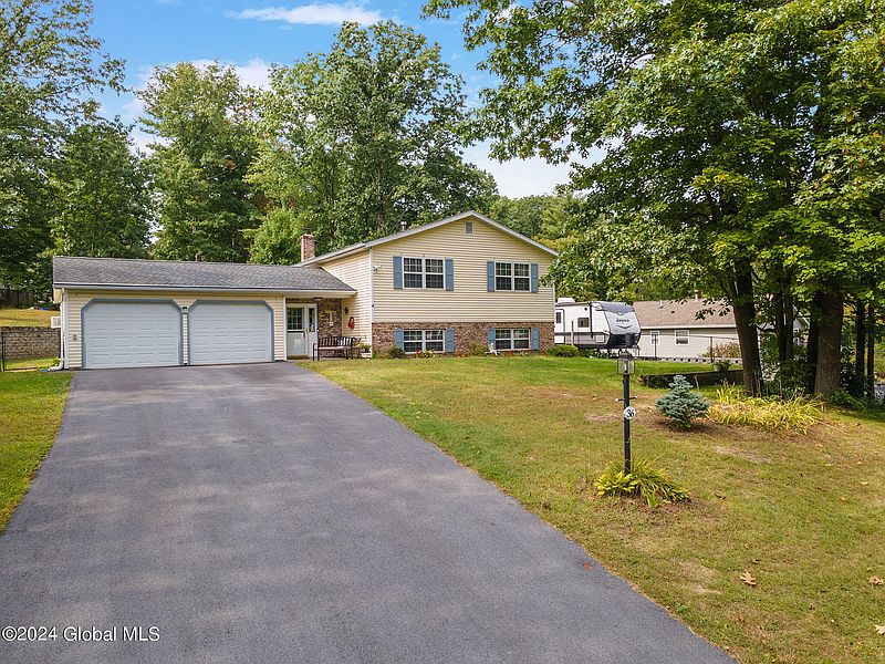 3rd image of 36 Pinehollow Drive