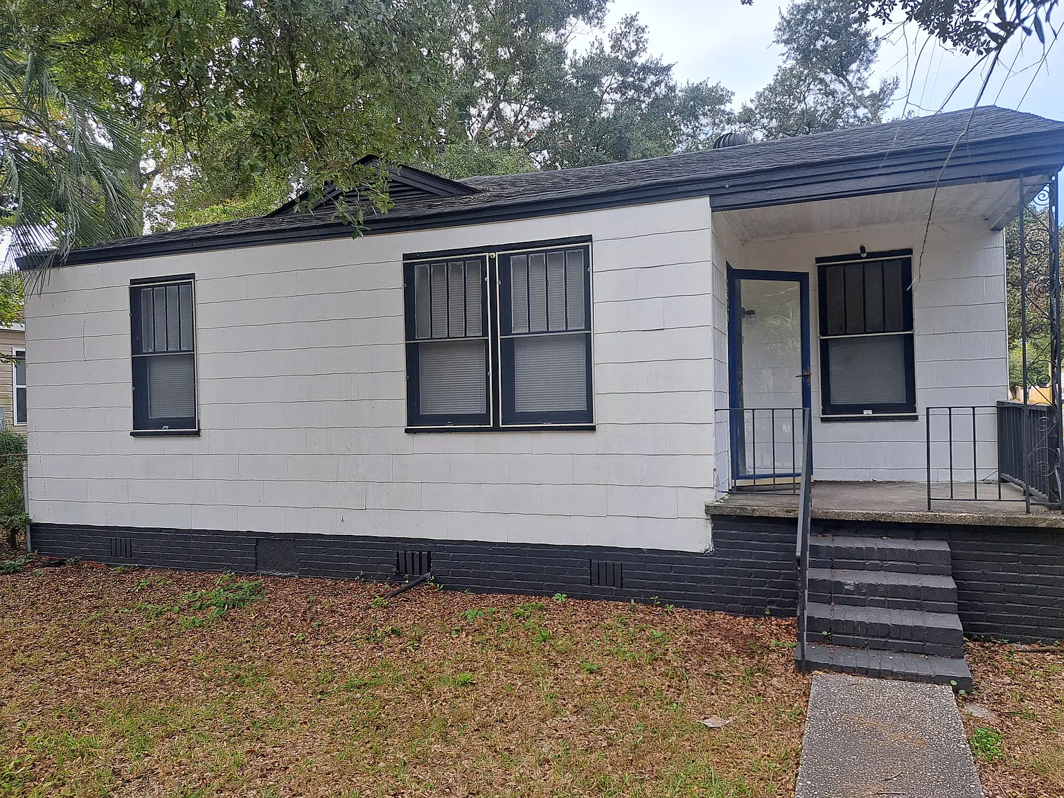 3 bed, 1.5 bath, 1194 sqft, $2,000 — Photo 1