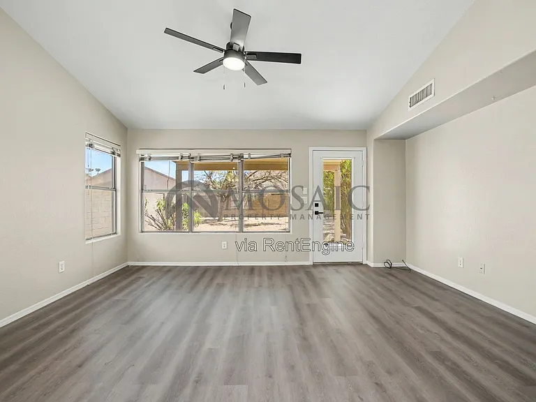 2033 E Willow Wick Rd — Photo 8
