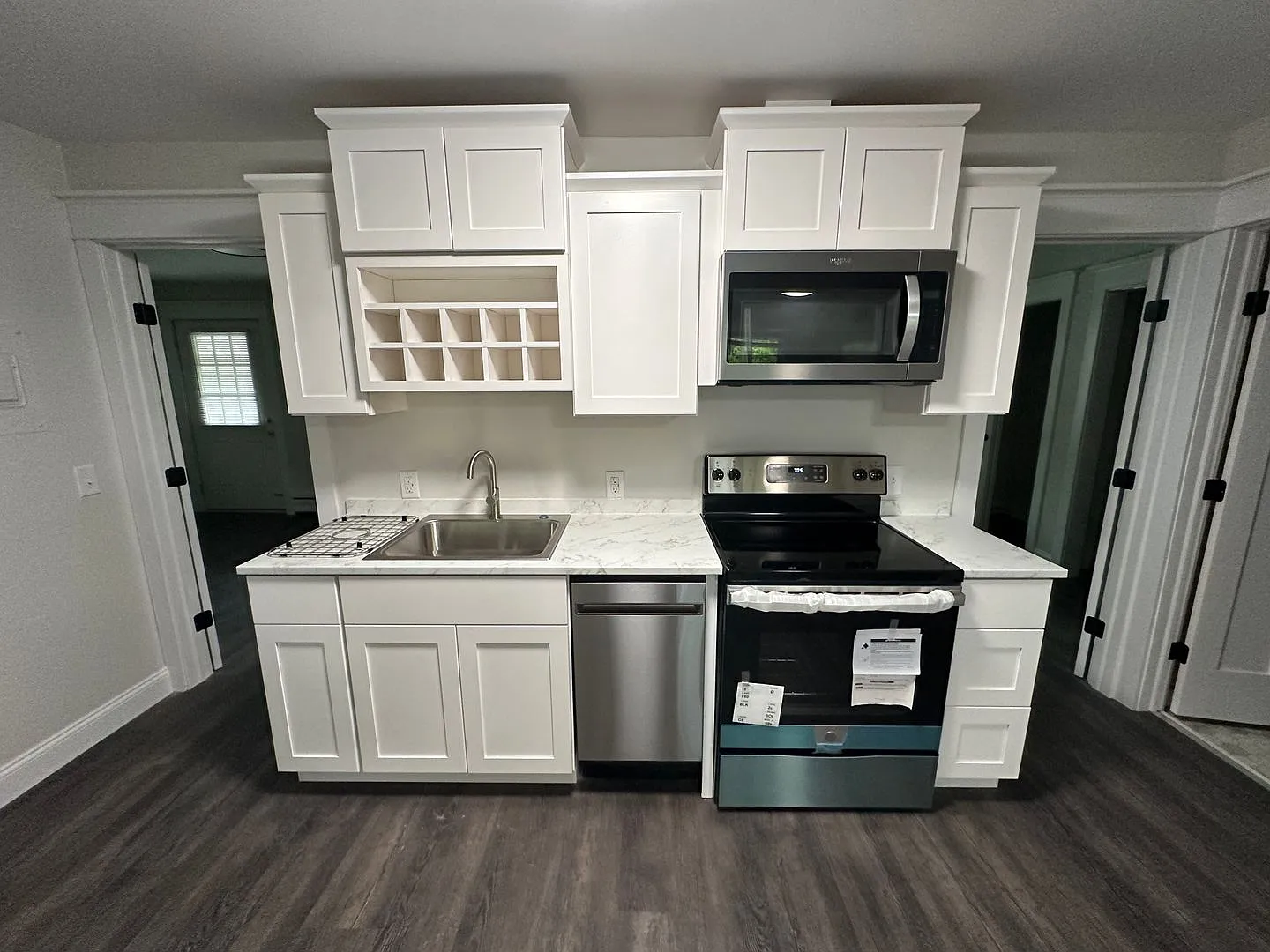 320 Hillview Pl — Photo 2