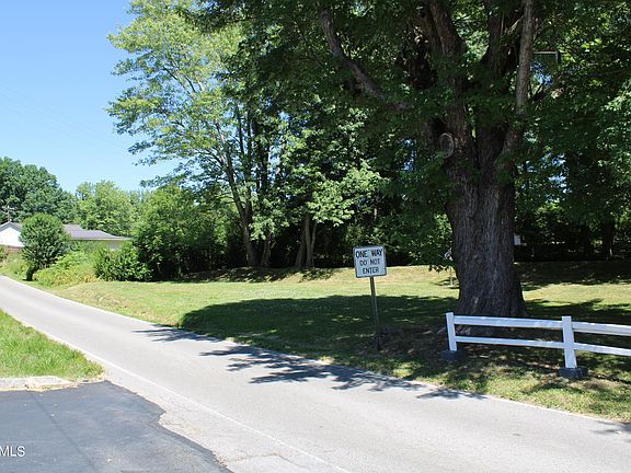 3rd image of 422 Mark Twain Ave E