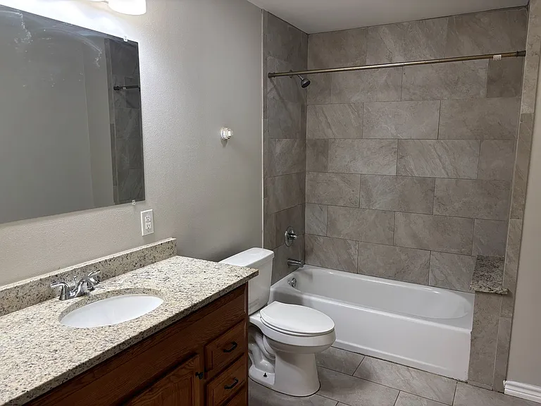 1709 W Elm St — Photo 7