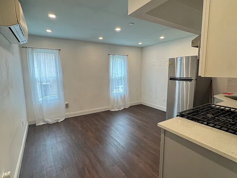 75 Dahlgren Pl — Photo 10