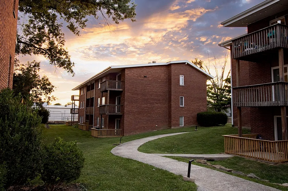 Town & Country Apartments — Photo 1