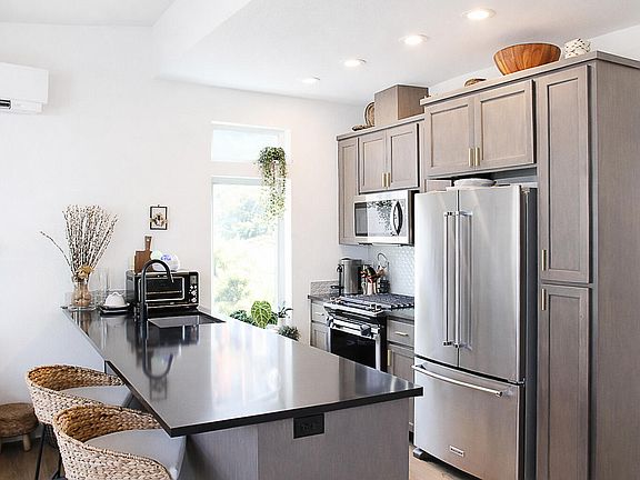 5th image of 432 Nandina St