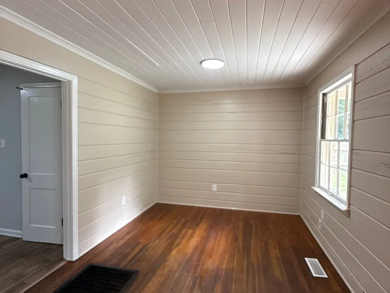 610 N McLemore Ave — Photo 9