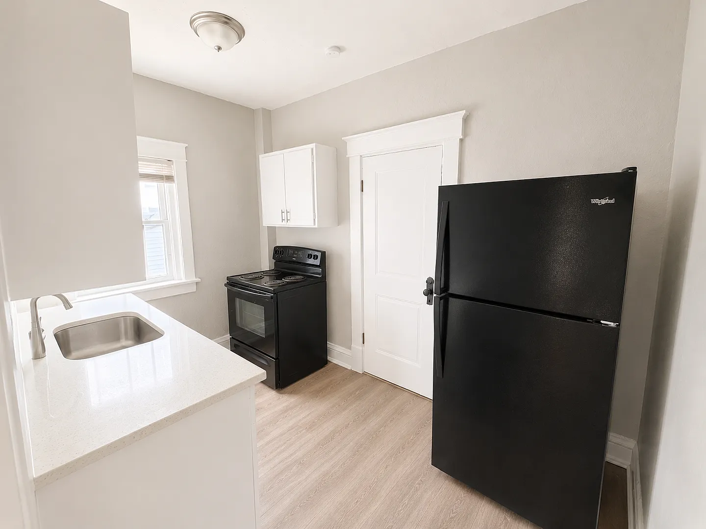 Clean and Updated Apartment in Fantastic Location — Photo 3