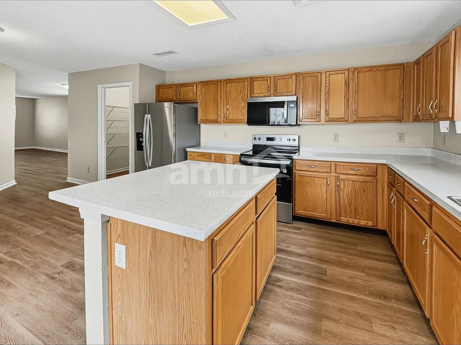 4 bed, 2.5 bath, 3166 sqft, $2,395 — Photo 3