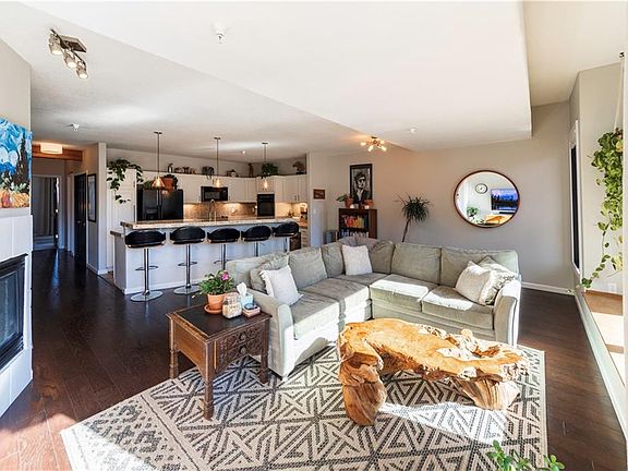 3rd image of 507 E Main St #205