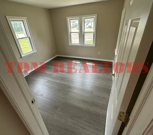 1029 Burns St — Photo 4