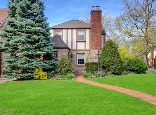 69 Utterby Rd, Malverne, NY 11565