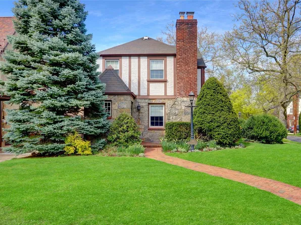 69 Utterby Road, Malverne, NY 11565