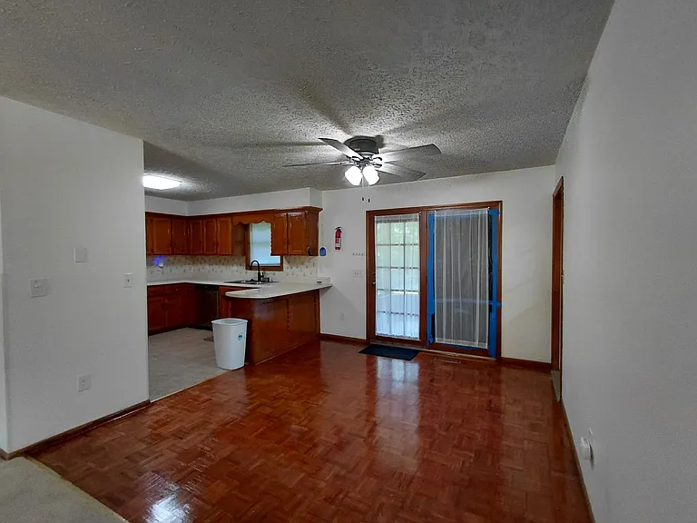 109 Vaughan Ct — Photo 4