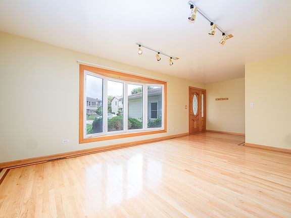 5th image of 1916 N High Grove Ln