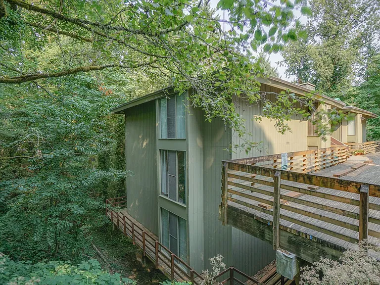 1239 SW Woods St — Photo 3