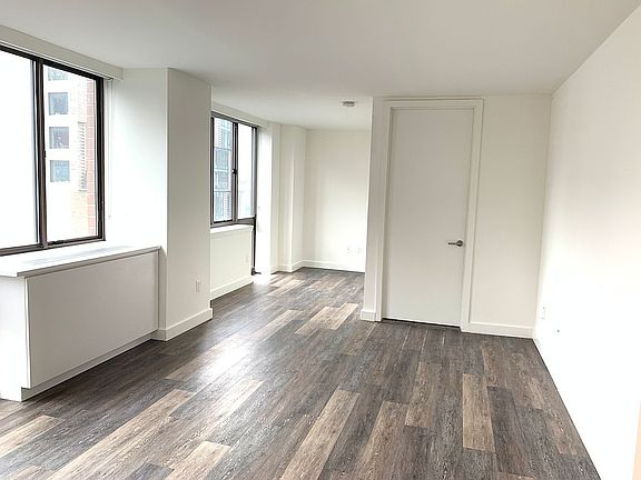 4th image of 520 W 43rd St APT 11C