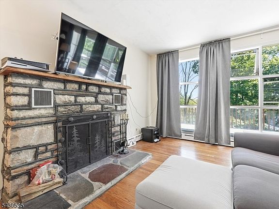 5th image of 15 Valley View Ave