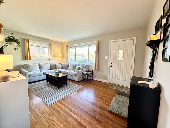 3rd image of 606 Memorial Dr