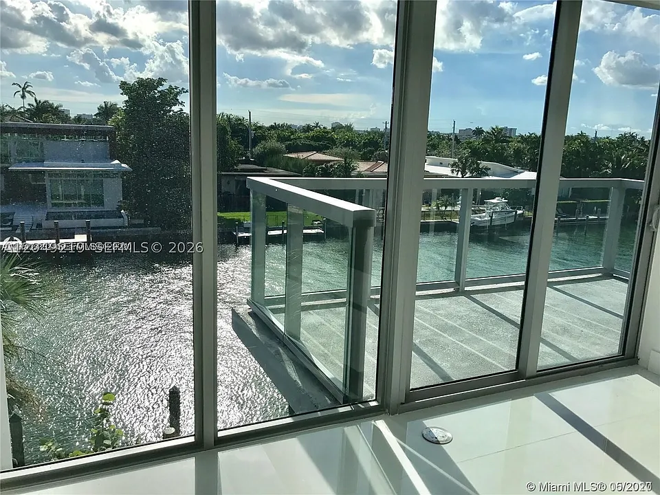 W Bay Harbor Dr