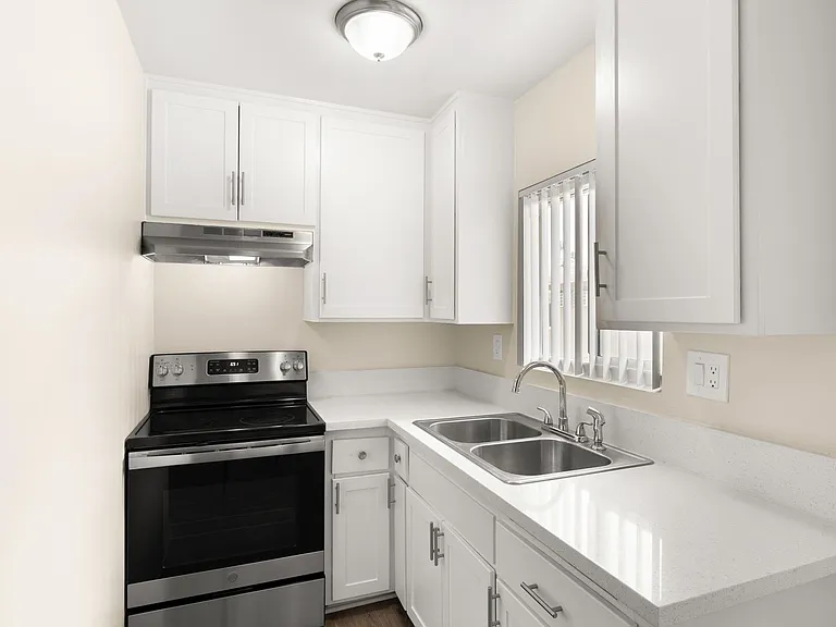 Linden Court Apartments — Photo 35