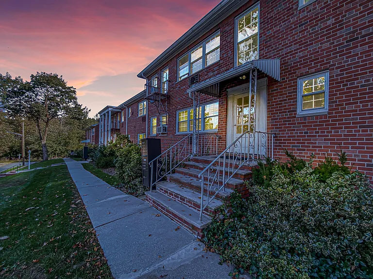 585 Center St #A — Photo 2