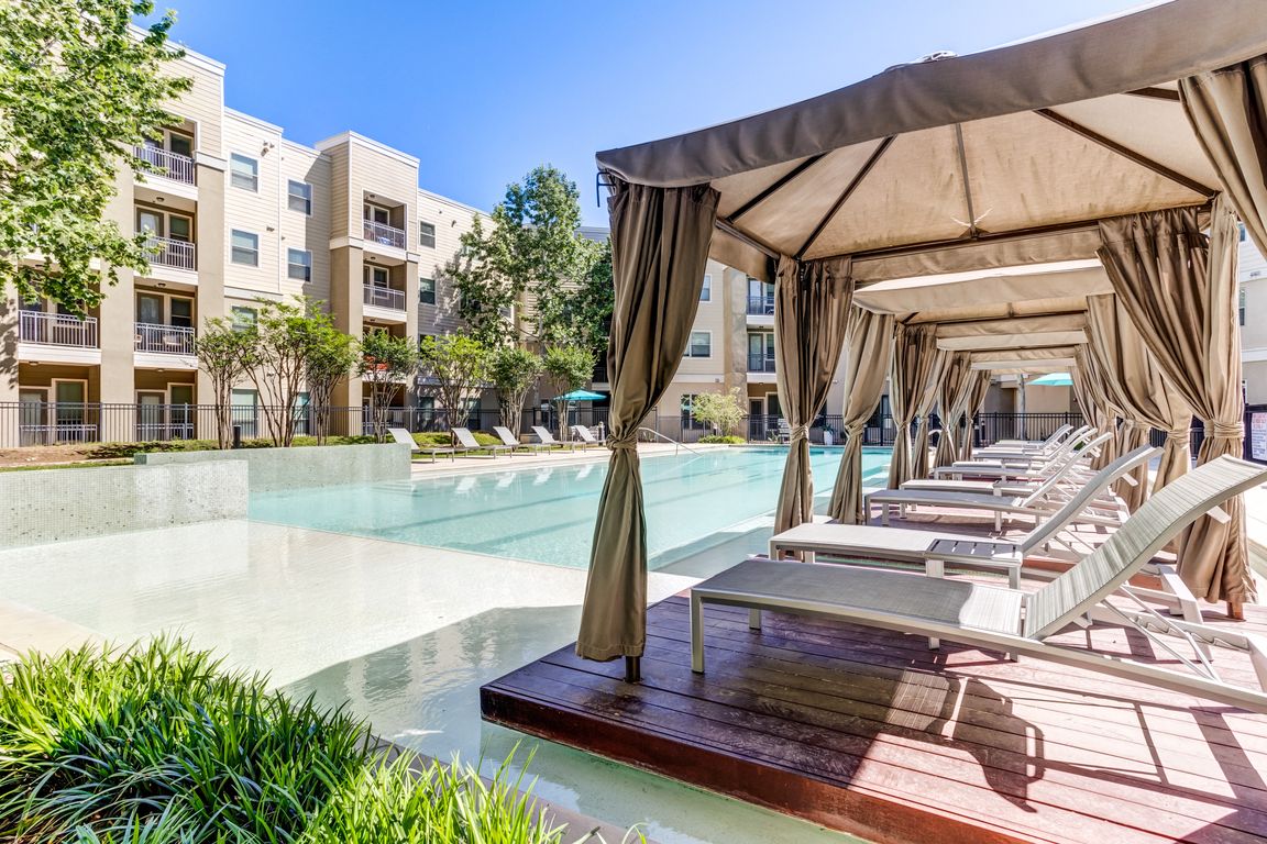 Luxurious Pool & Cabanas & BBQ Area
