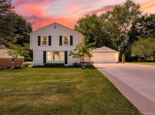 20095 Carriage Ln, Beverly Hills, MI 48025