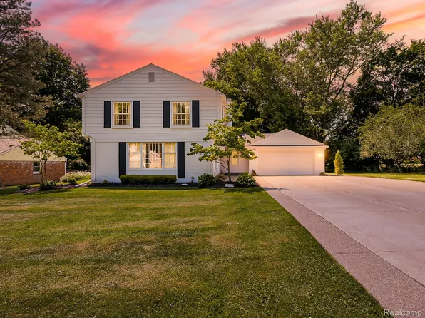 20095 Carriage Ln, Beverly Hills, MI 48025