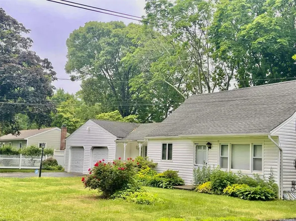 4 Lakeview Drive, Middle Island, NY 11953
