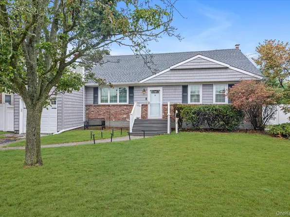 35 Burling Lane S, West Islip, NY 11795