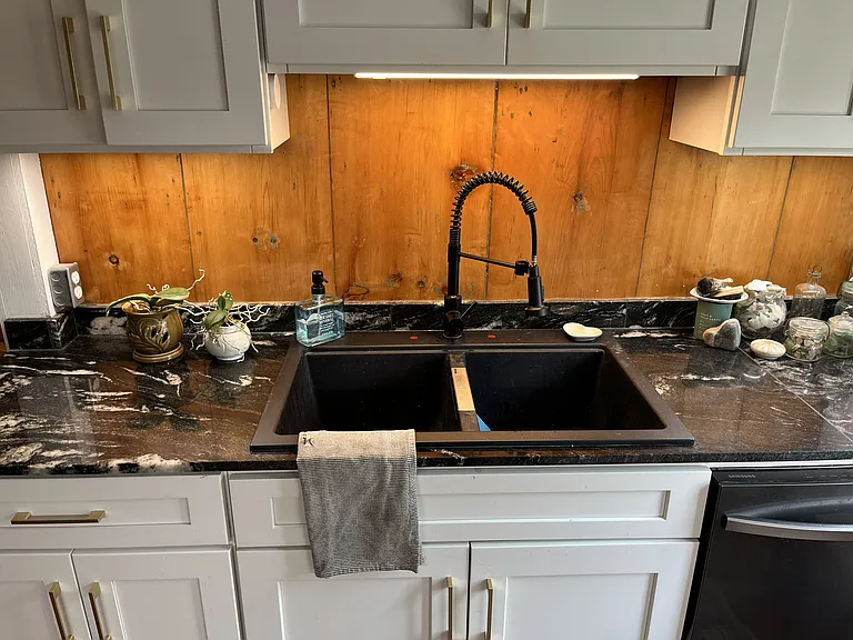 584 Hale St #2 — Photo 11