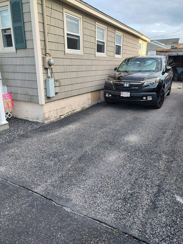 3 bed, 768 sqft, $2,200 — Photo 2