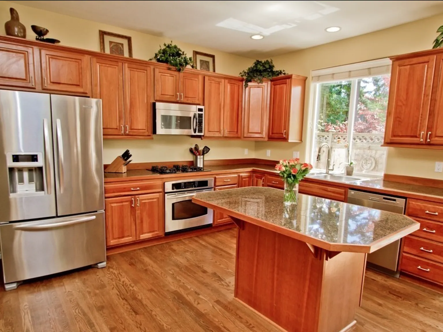 4 bed, 2.5 bath, 2460 sqft, $4,200 — Photo 2