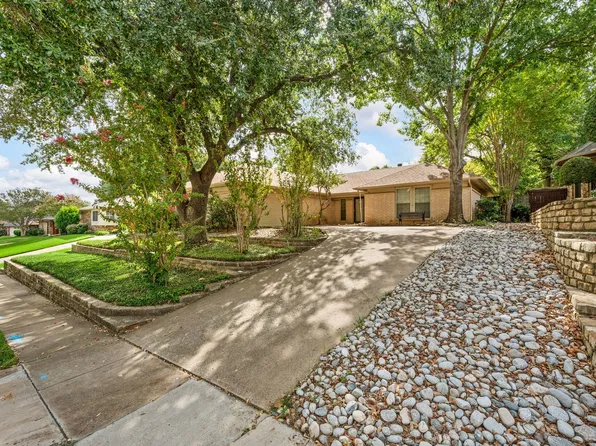 1700 Saxon Dr, Bedford, TX 76021